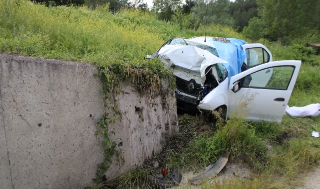 Kastamonu'da otomobil istinat duvarına çarptı: Ölü ve yaralılar var