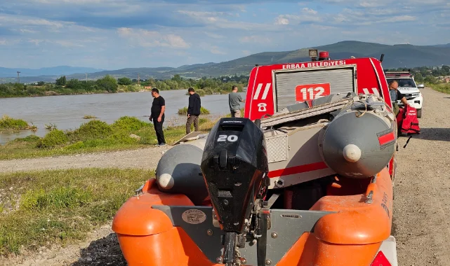 Kelkit Çayı'na düşen araçtaki 4 akrabadan 2'si kayboldu