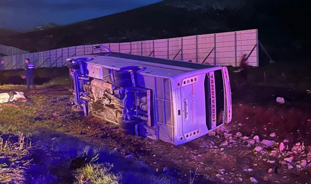 Maç dönüşü kaza: Taraftarları taşıyan midibüs şarampole devrildi