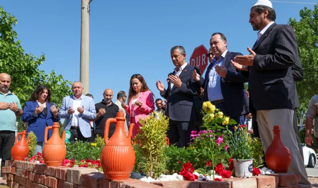 Özgür Özel bayramda Ferdi Zeyrek'in mezarını ziyaret etti