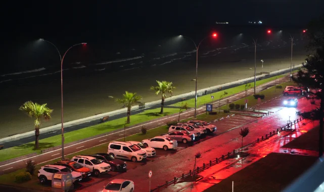 Samsun'da 19 Mayıs'a özel aydınlatma: Kırmızı beyaz ışıklar sahili süsledi