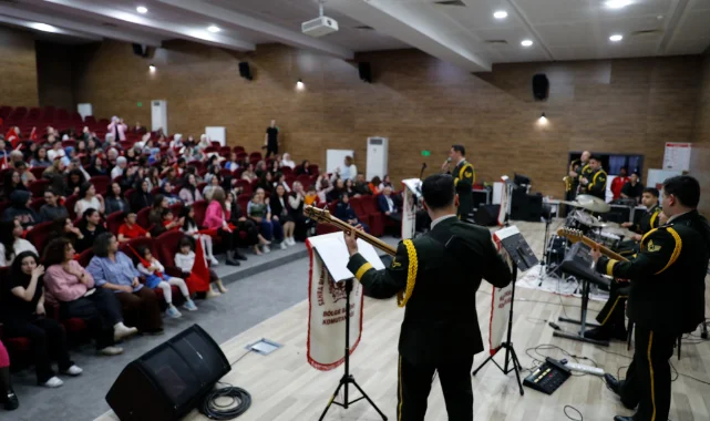 Samsun’da 19 Mayıs ruhu: Askeri bando kız yurdunu inletti!