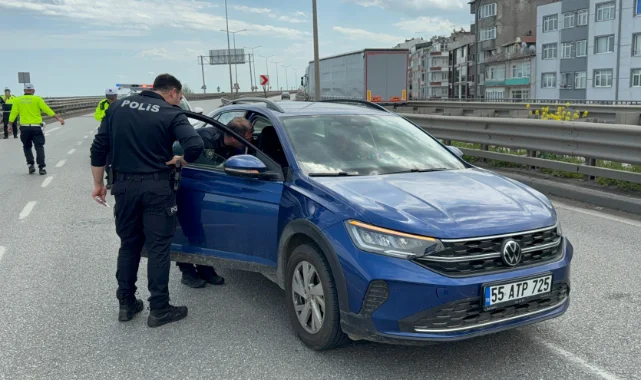 Samsun'da bayrak sallayan karayolları işçisine otomobil çarptı!