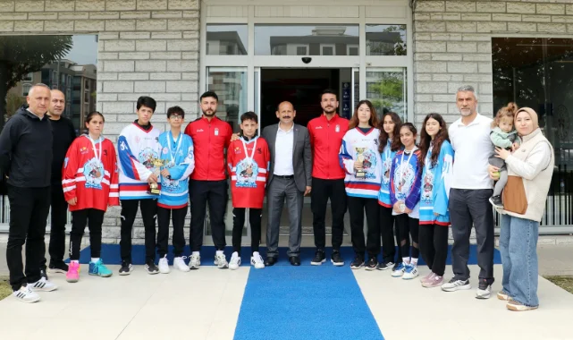 Samsun'da buz hokeyinde iki kupa birden kazandılar