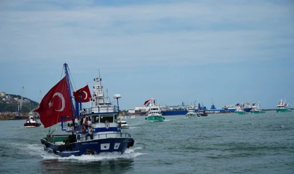 Samsun'da denizde görsel şölen: Gemilerin tören geçişine yoğun ilgi