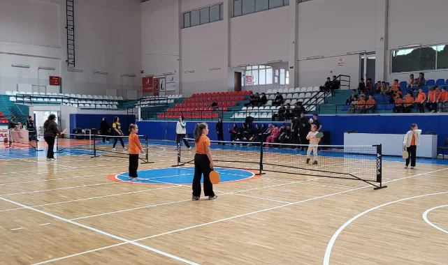 Samsun'da gençlik haftası coşkusu: 180 sporcu pickleball turnuvasında buluştu