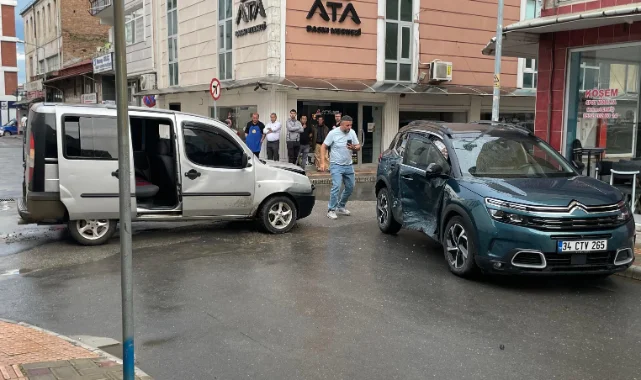 Samsun'da otomobil ile hafif ticari araç çarpıştı 7 yaralı