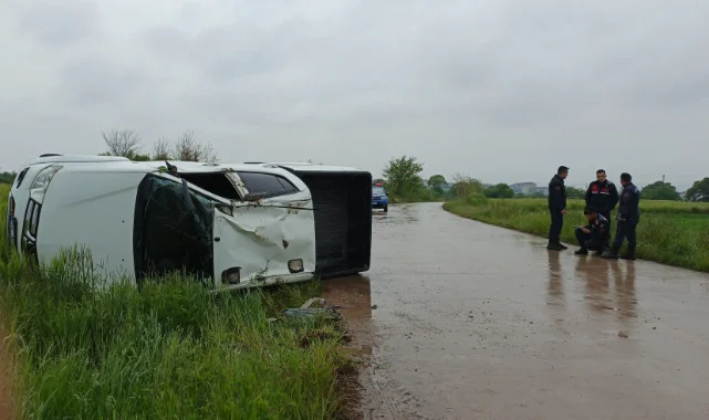 Samsun'da virajı alamayan pikap takla attı: 2 yaralı