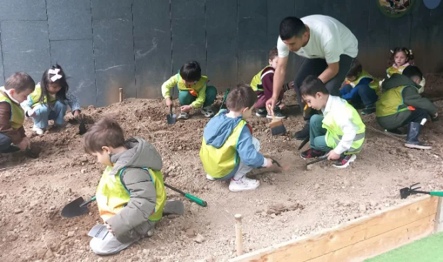 Samsun Müzesi'nde minikler deneysel kazı yaptı