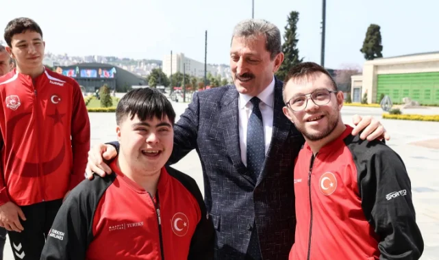 Samsun Valisi Tavlı engelli sporcuları kucakladı