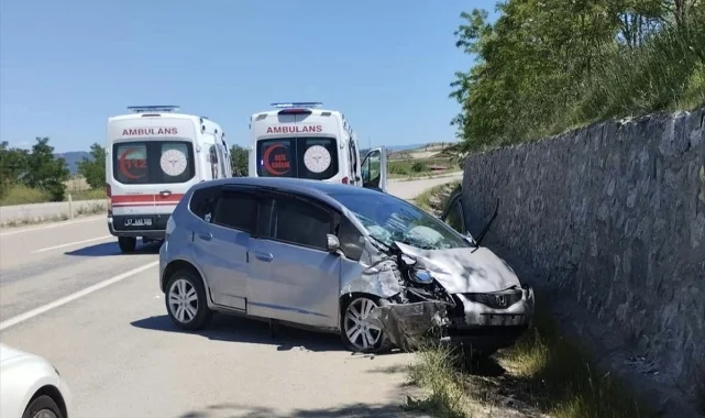 Sinop'ta istinat duvarına çarpan otomobildeki 5 kişi yaralandı