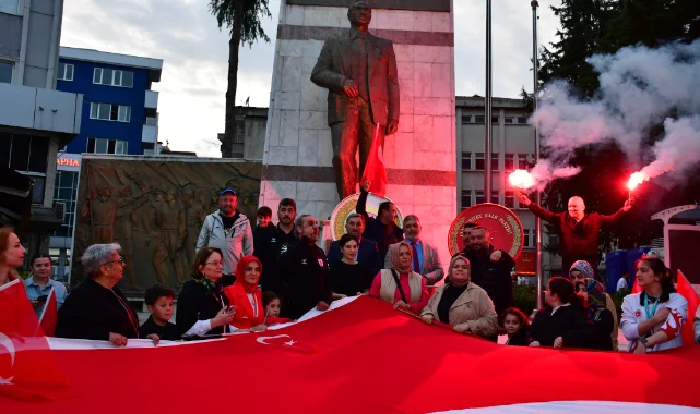 Terme sokakları meşalelerle aydınlandı! Saat tam 19.19’da muhteşem yürüyüş