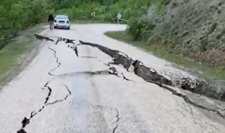 Tokat'ta korkutan görüntü! Yağışın ardından yol kağıt gibi dağıldı
