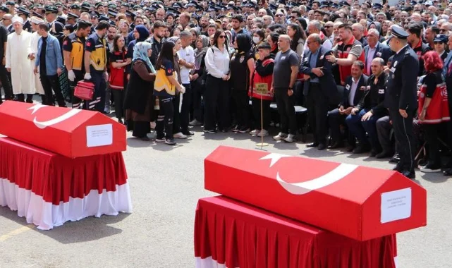 Türk bayrağıyla geldi, şehit cenazesinde hayatını kaybetti