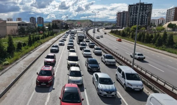 Türkiye'nin kalbi kilitlendi! Kilometrelerce bayram kuyruğu görüntülendi