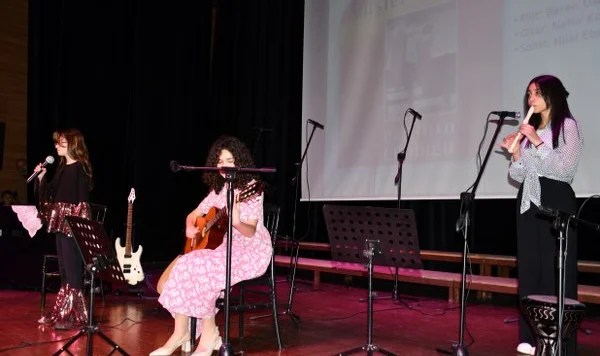 Vezirköprü'de Cumhuriyet Ortaokulu’ndan Nostaljik Şarkılar konseri