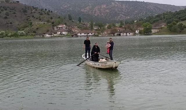 Yozgat'ta sağanak yolları yuttu: Köye ulaşım kayıklarla sağlanıyor