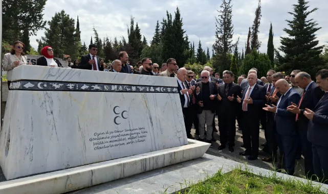 Zafer Partisi lideri Ümit Özdağ'dan Samsun'da anlamlı ziyaret: Ozan Arif'in kabri başında dua okudu