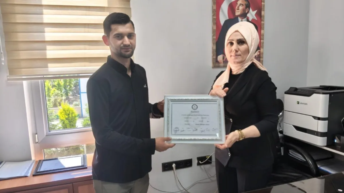 Alaçam'da genç muhtar mazbatasını aldı