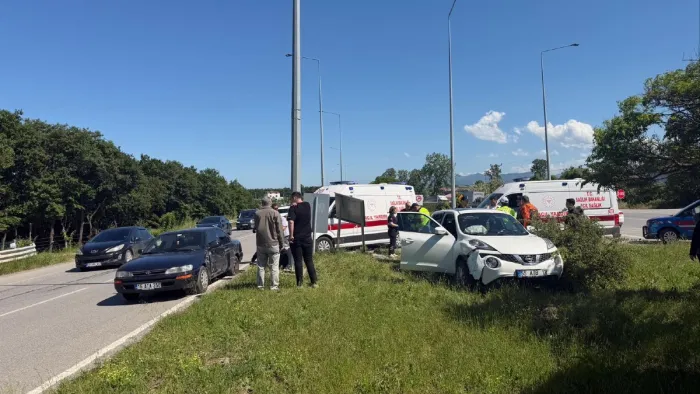 Bafra'da SUV İle otomobil çarpıştı: 1'i bebek 2 yaralı
