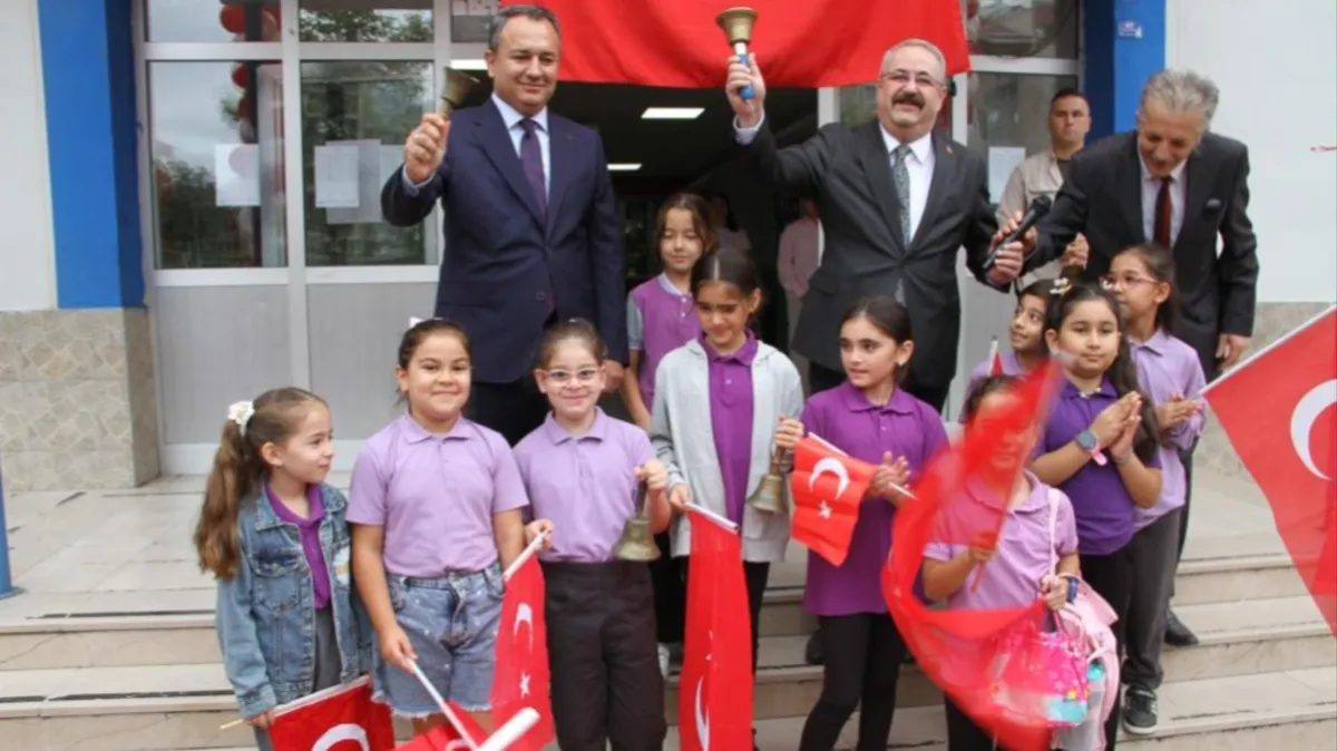 Çarşamba’da okullar öğrencilerle şenlendi: İlk ders zili çaldı