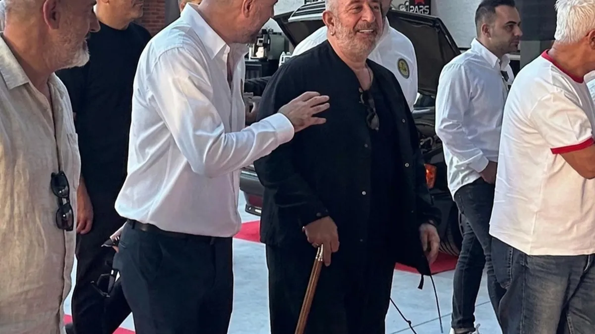 Cem Yılmaz bastonla görüntülendi! Koleksiyonuyla dikkat çekti