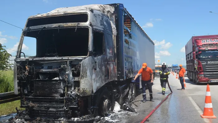 Çevre yolunda korku dolu anlar: Seyir halindeki tır alev alev yandı
