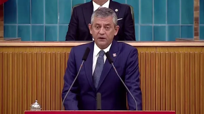 CHP'de kriz gölgesinde grup toplantısı başladı: Özgür Özel kürsüde