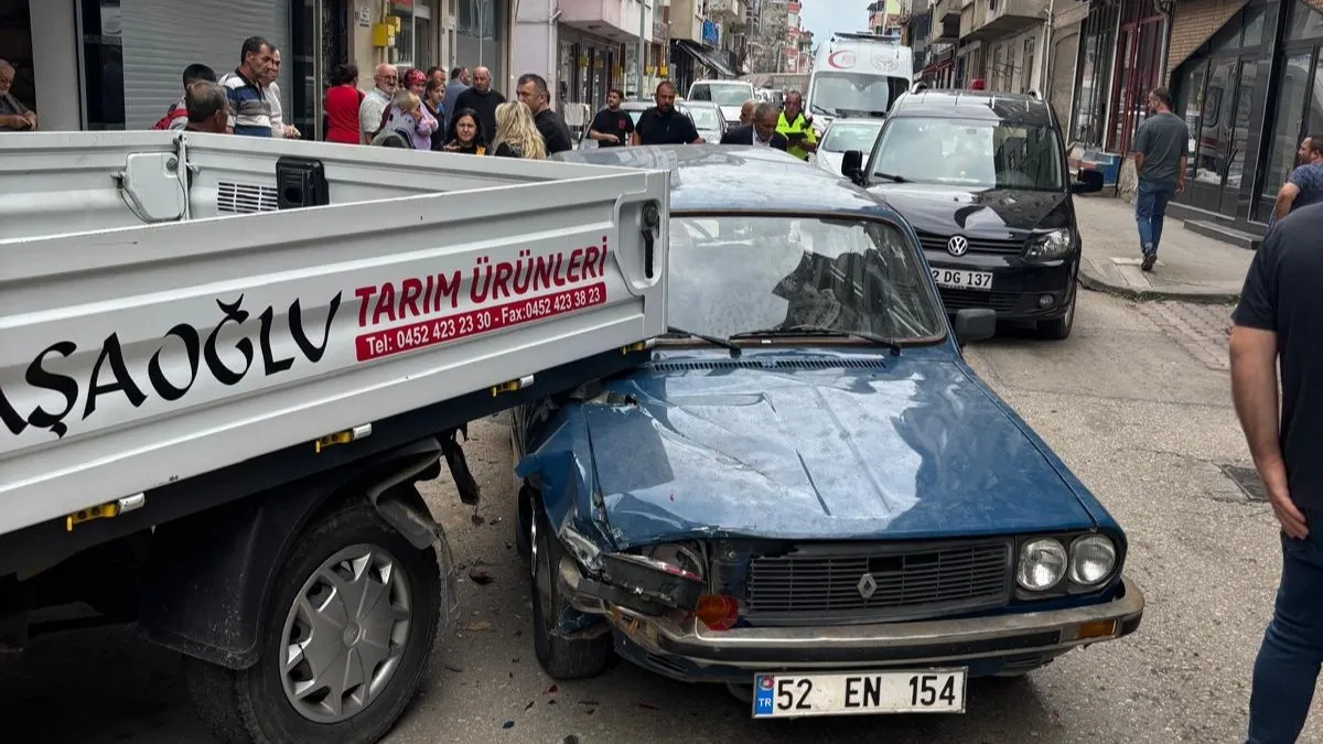 Dört aracın karıştığı zincirleme kazada 2 kişi yaralandı