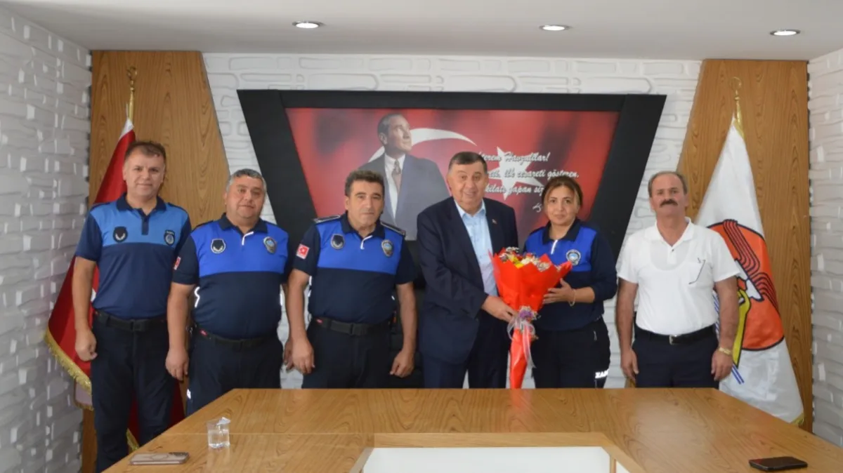 Havza Belediye Başkanı Murat İkiz’den zabıta personeline çiçekli kutlama