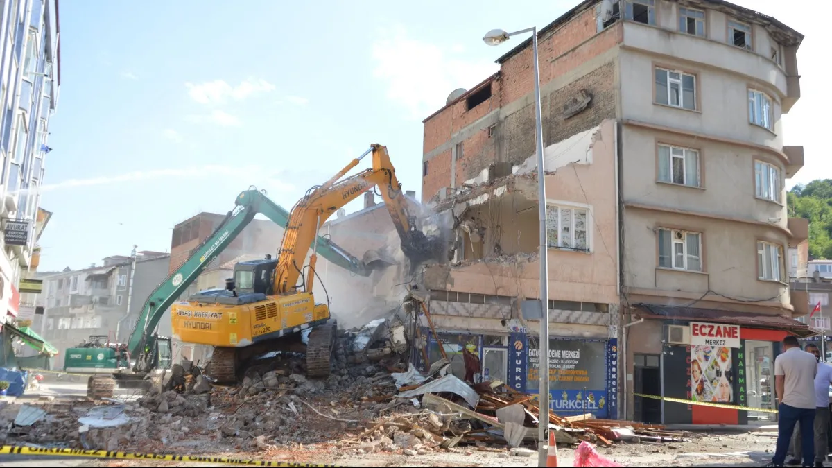 Havza'da dere üzerindeki son bina yıkıldı