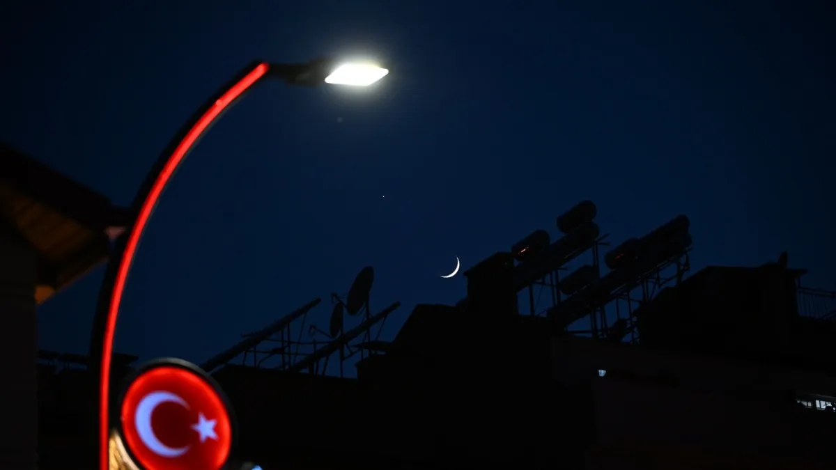 Hilal ve Venüs Türk bayraklarıyla birleşti, kartpostallık manzara oluştu