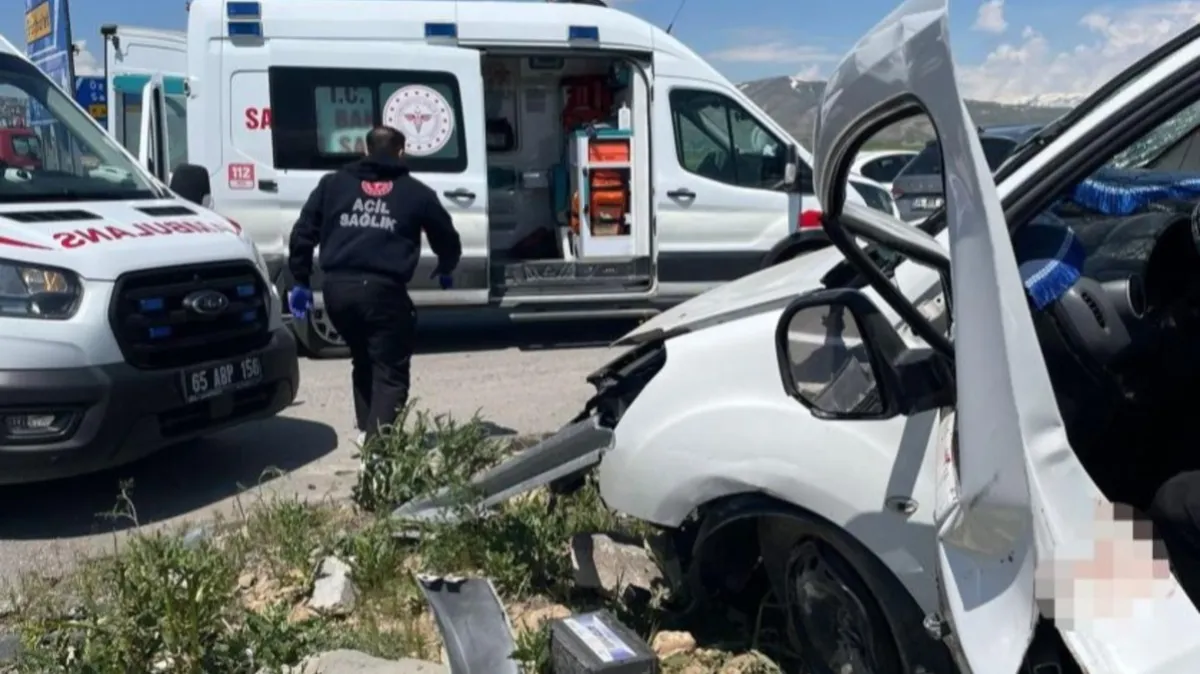 İki otomobil kafa kafaya çarpıştı! Çok sayıda ölü ve yaralı
