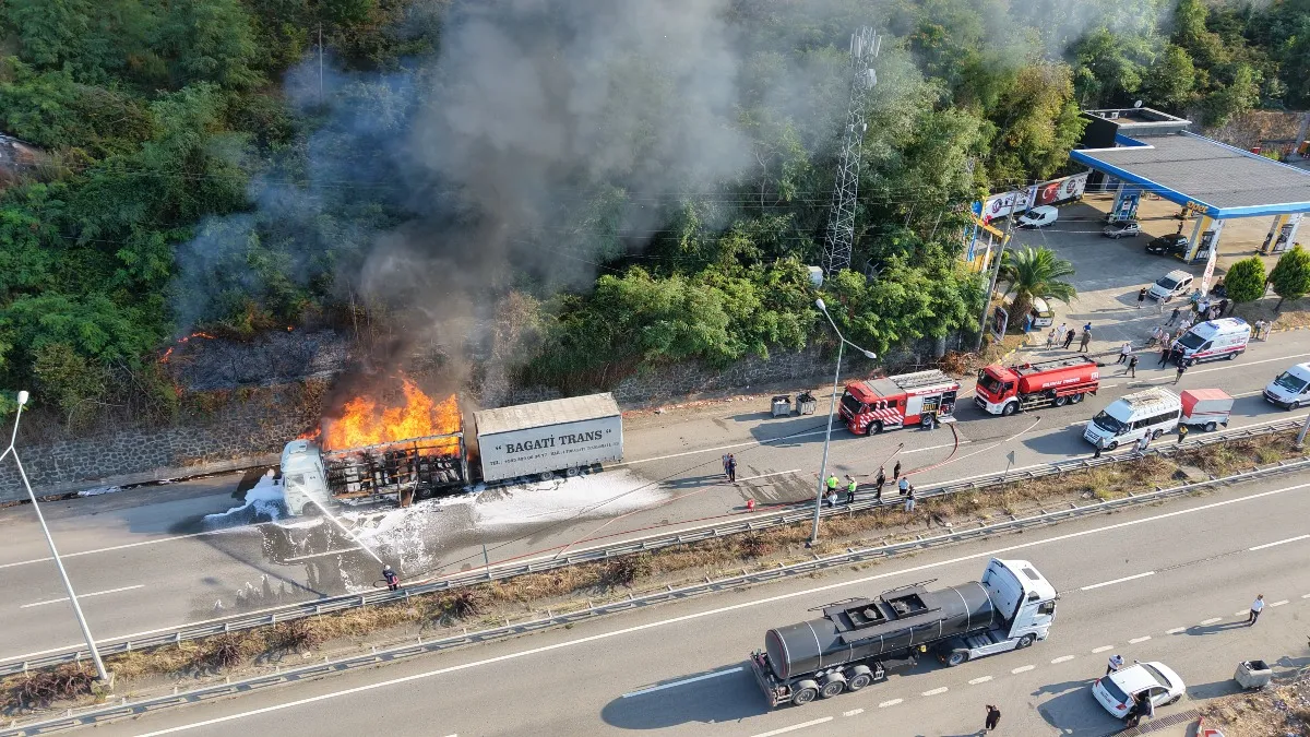 Karadeniz Sahil Yolu’nda mobilya yüklü TIR yandı
