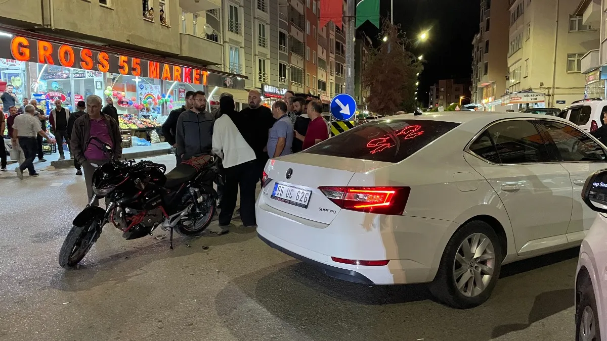 Kavak’ta motosiklet otomobille çarpıştı: 1 yaralı