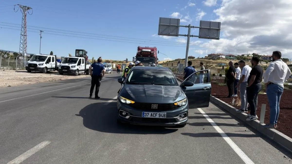 Kavşakta TIR ile otomobil çarpıştı: Sürücüler mucize eseri kurtuldu