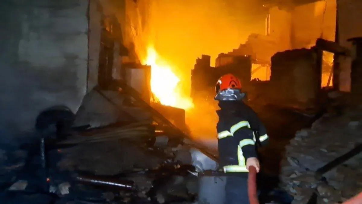 Kuşburnu ateşi köyde yangına neden oldu: 2 ev ve ahır yandı