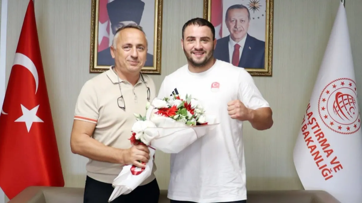Milli boksör Berat Acar Samsun’da karşılandı