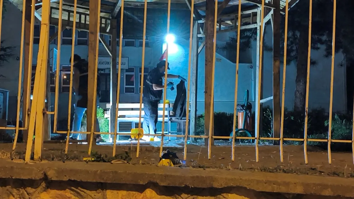 Okul bahçesinde bıçaklı kavga: 2 yaralı