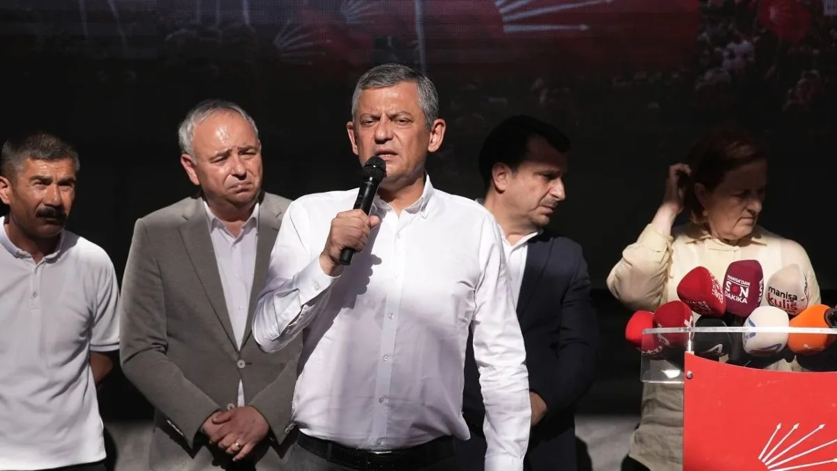 Özgür Özel Meclis kapısı önünde vatandaşlara seslendi
