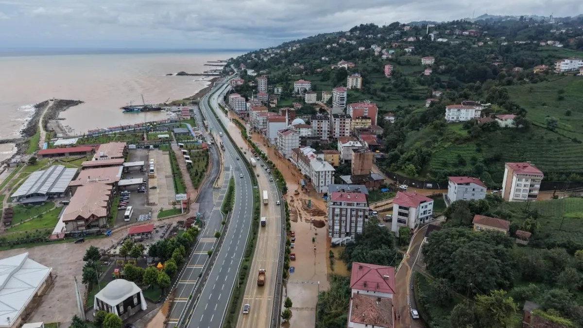 Rize’de sağanak alarmı! Ev ve araçlar sular altında