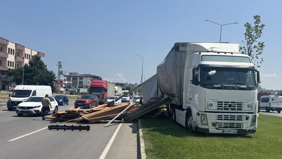 Samsun-Ankara kara yolunda feci kaza! Araçlar çarpıştı, Tırda ne varsa yola saçıldı...