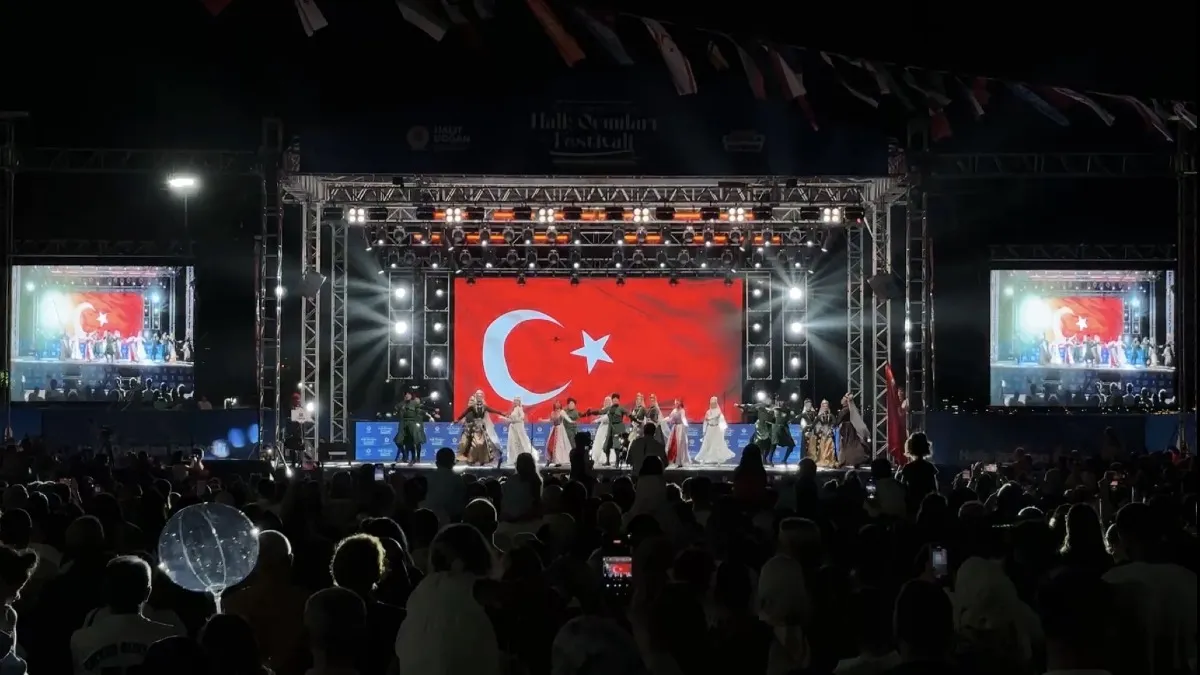 Samsun’da Halk Oyunları Festivali renkli görüntülere sahne oldu