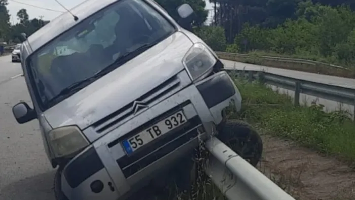 Samsun'da kontrolden çıkan otomobil bariyerlere çarptı: 4 yaralı
