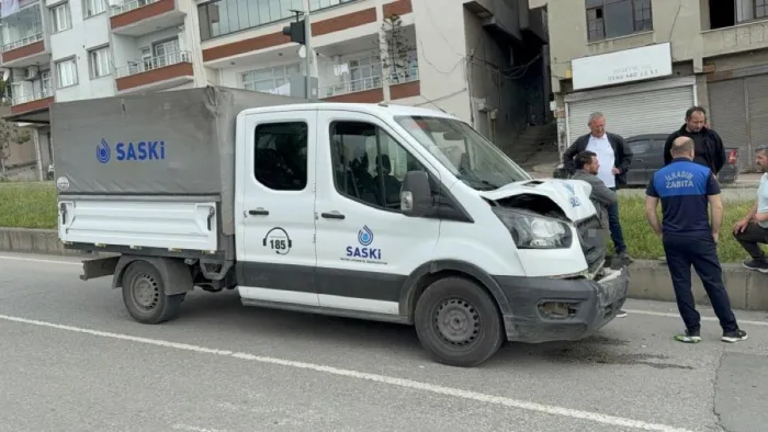 Samsun'da SASKİ aracı zabıta memurunun otomobiline çarptı