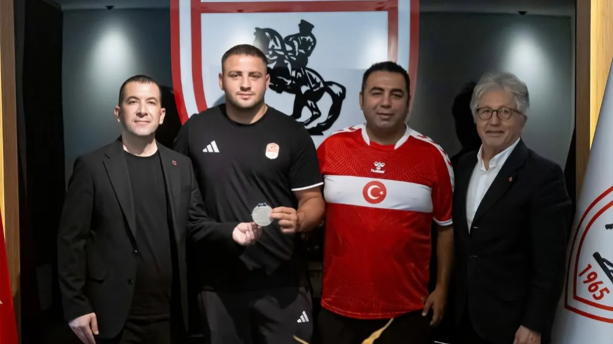 Samsunspor’dan milli boksör Berat Acar’a ödül