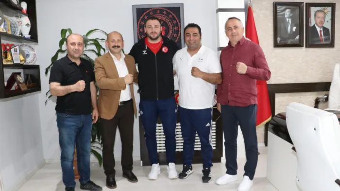 Samsunsporlu Şampiyon boksör Berat Acar'dan Dereci'ye ziyaret