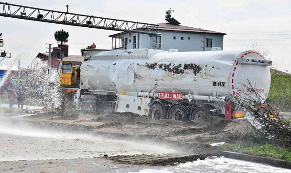 Samsun'da Benzin Yüklü Tanker Devrildi, Karayolu 6 Saat Trafiğe Kapatıldı