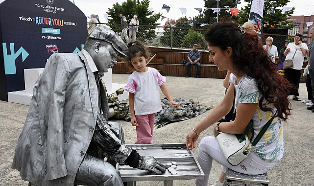 Samsun'da Geçmiş Can Buldu! Canlı Heykel Performansı Büyük İlgi Gördü