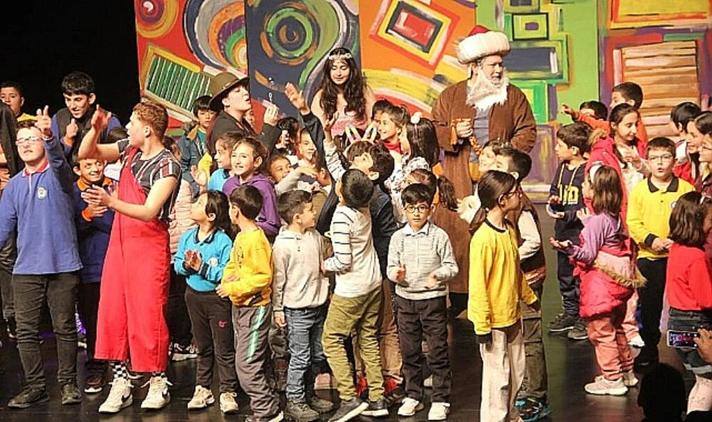 Depremzede çocuklara tiyatro gösterisi  Analizler Videoyu düzenle